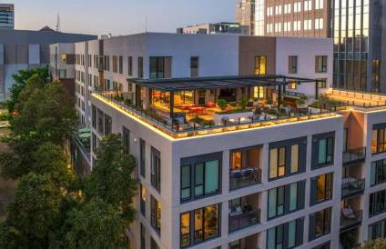 Balcony View and King Beds Walk to Golden 1 Center - Foto 1