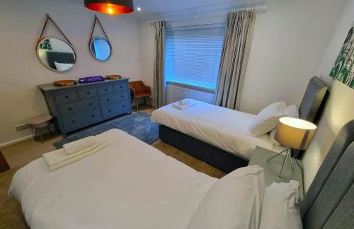 Spacious home with panoramic sea view, free parking EV & large garden - Photo 50