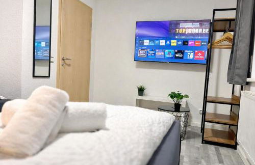 STN Kocherwald Suite - Ferienwohnung mit 4 Schlafzimmer, 8 Big Beds, Parkplatz & Balkon, Highspeed WLAN, Netflix Premium, Zentral zu Audi & Schwarz Gruppe - Foto 29