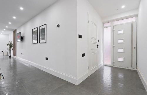 Beautiful Home, Free Parking For Large Groups Sleeps 10 Book Now! - Foto 2