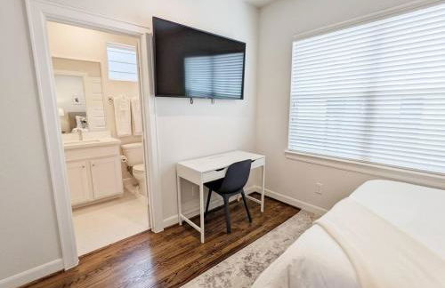 TMC 3-Story Townhome FREE EV Charge - Foto 19