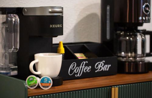 Spacious Retreat with Pool & Hot Tub - 10 Minutes to Downtown - Foto 18