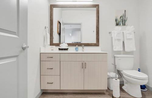 Pool with Free Covered Parking and Washer & Dryer in Unit - Foto 3