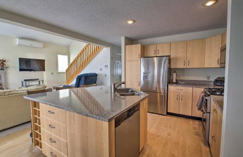 Spacious Ski-inandOut Black Mountain Home with Deck! - Foto 9