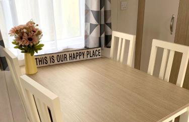 Mollys Retreat pet friendly three bed caravan with small garden Newquay Bay Resort Quieter area of park - Foto 11