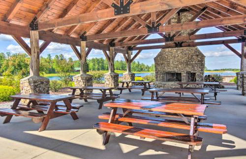 Blue Ridge Mountain Gem with Deck and Community Perks - Foto 35