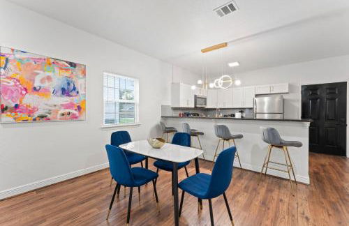 NRG MedCenter Luxe 4BD Home w FencedYard WasherDryer Pet Friendly - Foto 13