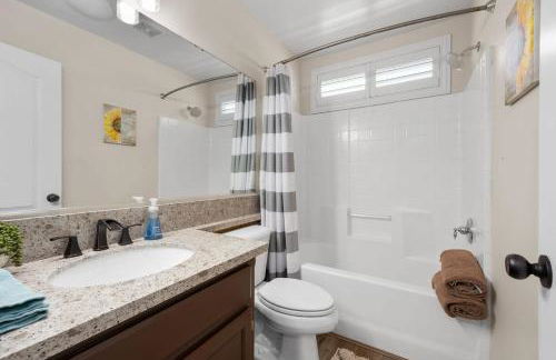 Relaxing 4BR 2BA Sleeps 8 Family Friendly - Photo 14