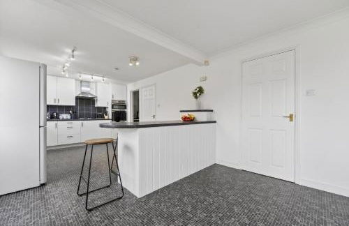 NEW! Large 5BR 2BA Home Leamington Spa Driveway Garage Parking WI-FI - Photo 4