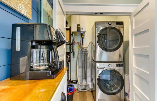 Greenwood Getaway with Furnished Patio and Lake View - Foto 19