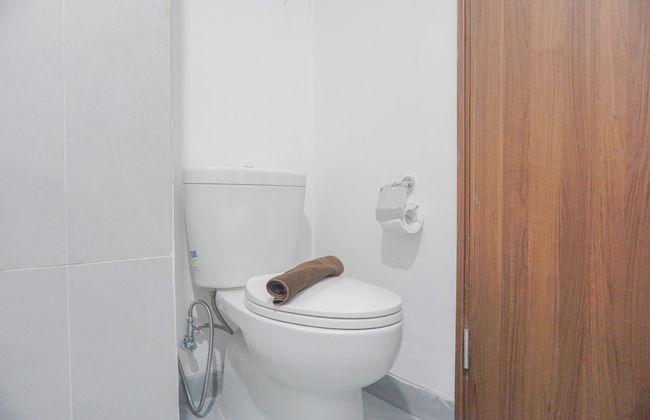 Homey Living and Well Designed Studio Room at Royal Sentul Park Apartment - Foto 14