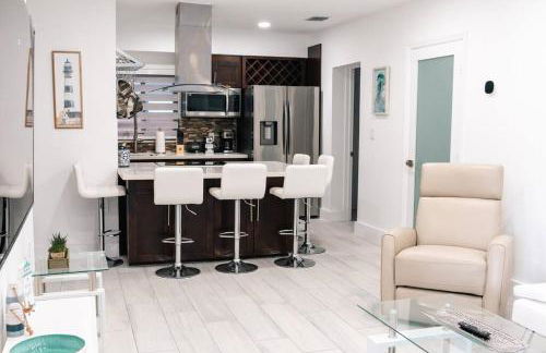 Luxury Retreat 3B ,2Ba POOL , Coral Gables Center - Photo 3