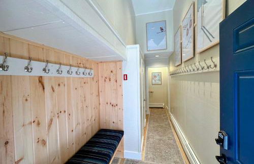 R8 Luxury Bretton Woods Ski-In Ski-out townhome next to beginner ski area w fast wifi and keyless entry - Foto 2