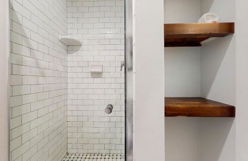 Charming Condo with Central AC, Washer/ dryer, and Full Kitchen - Photo 13