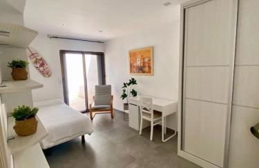 Mediterranean Villa - Private Pool , Garden & BBQ - Photo 29