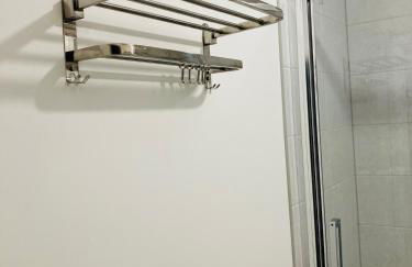 2 Bedroom Luxury Apartment! City Center with Free Parking! - Foto 25