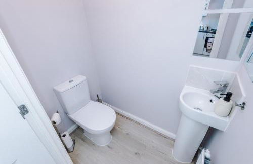 Liverpool-Halewood-Speke - NR Airport & JLR - Sleeps 8 - 5 Beds 1 sofabed 2 Bath Driveway Parking - Docks - Short 2 Long Stays - by Samina, ARZ Stays - Foto 27