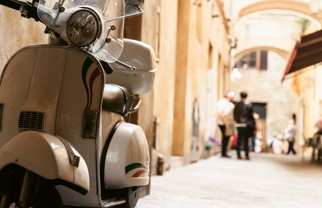 Alquiler de vespa eléctrica con audioguía - Foto 1