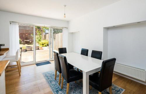 Elegant 2BD House with Garden and Decked Patio - Foto 10