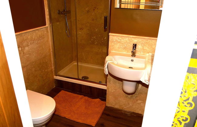 Sexy Luxurious Versace Apartment Near Sheffield - Photo 6