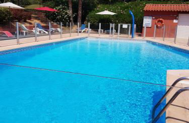 Studio avec Terrasse, Parking et Piscine, proche du Golf de St Donat et du Tennis - Foto 2