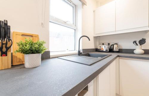 Spacious Modern 2BR - Parking - Workspace Area, Ideal for Contractors & Long Stays - NordStay - Foto 20