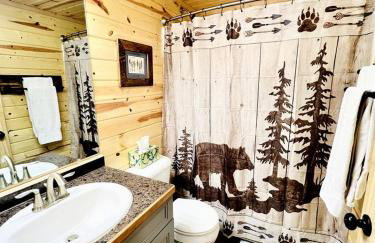 Cozy Lakefront Retreat with Game Room, Outdoor Living and Dock in Wisconsin - Foto 10