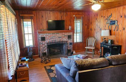 Cozy Cabin Retreat - Sleeps 8 - 1 Hr from STL - Foto 18