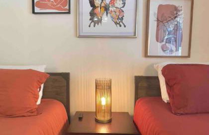 Art Deco Gem-King Suite-Hot Tub-Outdoor Fire Place - Foto 8