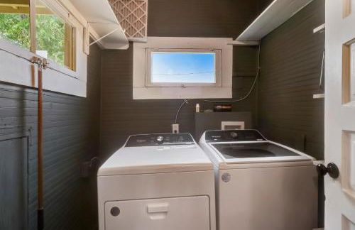 Downtown home with enclosed backyard, deck, streaming, washer/dryer, central AC - Foto 26