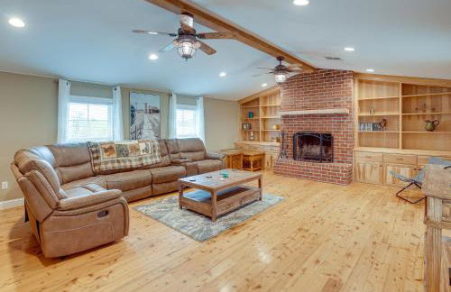 Quiet Marion Getaway with Fireplace! - Foto 2