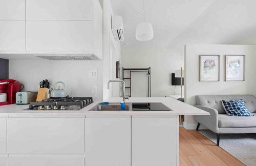 Superb location steps to DT and UT - Foto 16