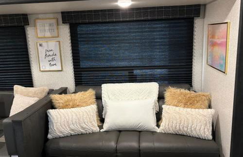 Modern Luxury RV Retreat, Your Cozy Tiny Home - Foto 70