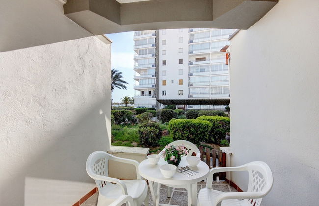 Apartment in Roses With Beachfront View - Photo 9