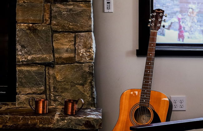 Maple by Avantstay Modern Mountain Home w Cozy Fire Pit 15 Mins frm Northstar - Photo 32