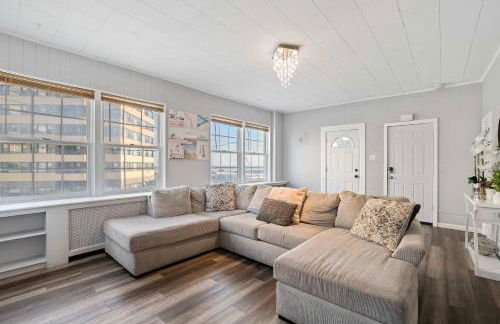 Escape to Raleigh Ave Glamour - Steps to the Beach - Foto 9