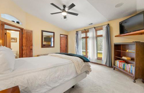 Spacious 5 Bed Retreat, Walk to Lifts and Main - Photo 14