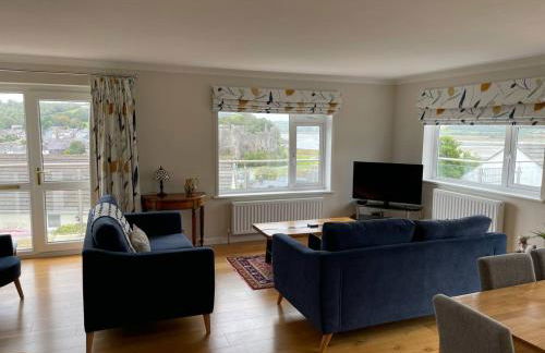 Lloret, Contemporary Retreat with Hot Tub & Waterside Views - Photo 30