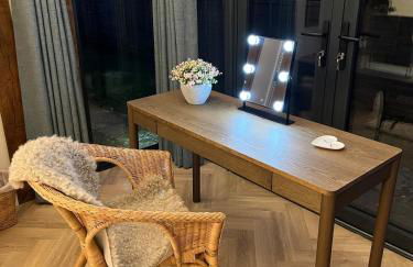 The Acorn Goodwood luxury lodge house 10 minute walk from Goodwood Festival of Speed - Foto 16