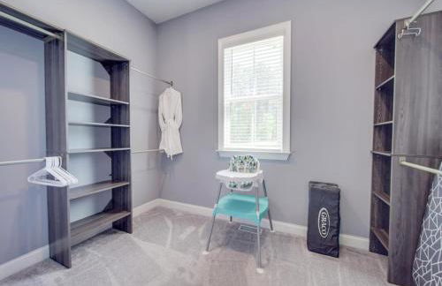 5BR Farmhouse Lake Retreat Pool Hot Tub Theater - Foto 8