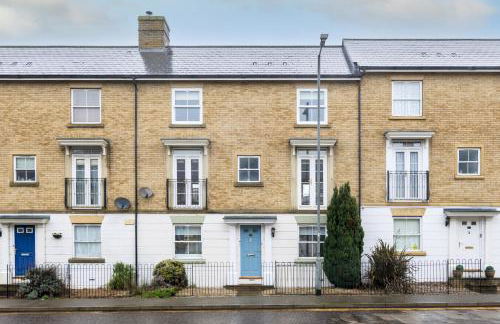 Luxurious 3 Bed House with Free Parking, Sky TV, Movies & Netflix - Foto 42