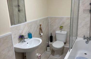 Spacious, sleeps 7, 2 baths, Central Saltash - Photo 23