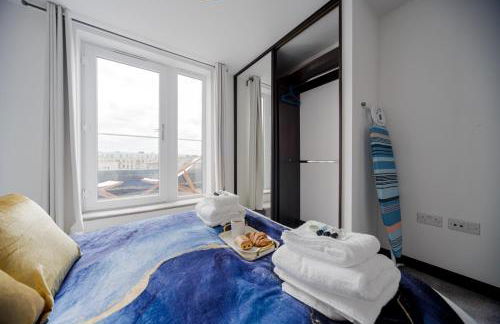 Step Free 2 Bed 2 bath Oasis FlatIClose to David Lloyd Gym with Fully Equipped Kitchen& Parking in DartfordIMins from station and 45 mins into Central London - Photo 40