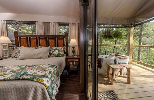 Luxury Family Tree Tent with Private Deck, Soaking Tub & Pizza Oven Near Waterfalls, Zirconia, North Carolina - Foto 18