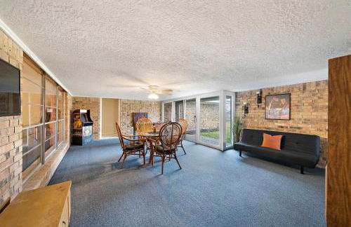 Relax and Play 3BR Retreat w Sunroom - Foto 17