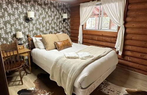 Charming Log Cabin in Tall Pines with Fire Pit Near Trails & Lake - Foto 13