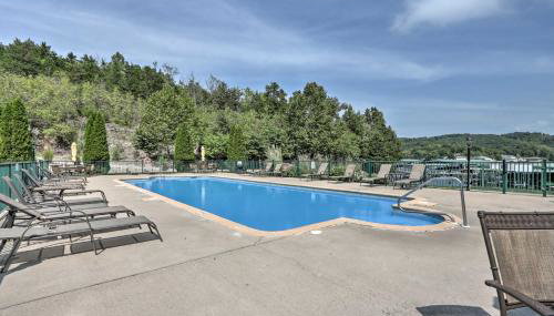 Balcony & Seasonal Pool: Lakefront Ozark Condo - Foto 3