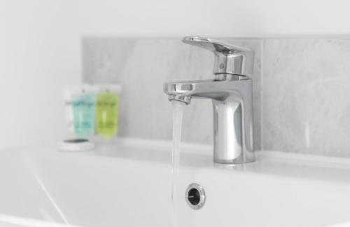 Modern 2 Bed Apartment - Sleeps 3 - Netflix - Parking 55C - Foto 32