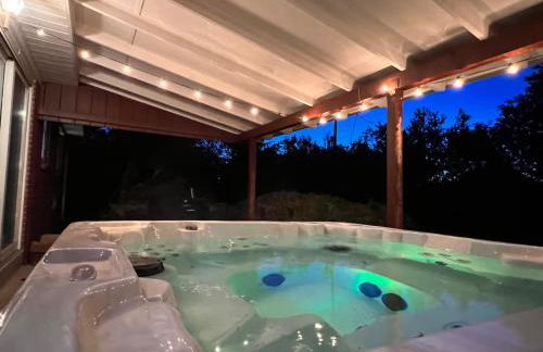 Cozy Hot Tub Escape - Pool Table & Home Theater - Foto 18