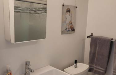 The Lily Pad on Benzie Blvd - Super Cute! - Foto 28